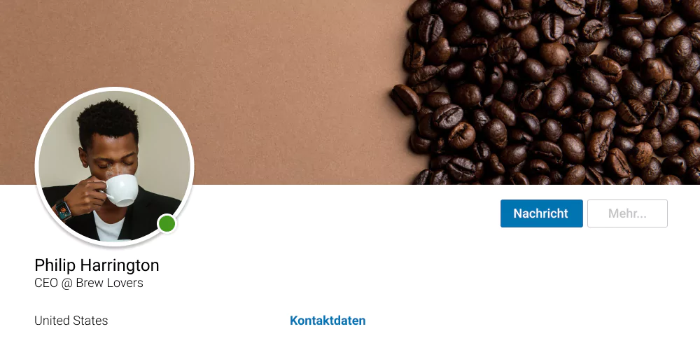 LinkedIn Profilfoto mit Kaffeetasse vor dem Gesicht